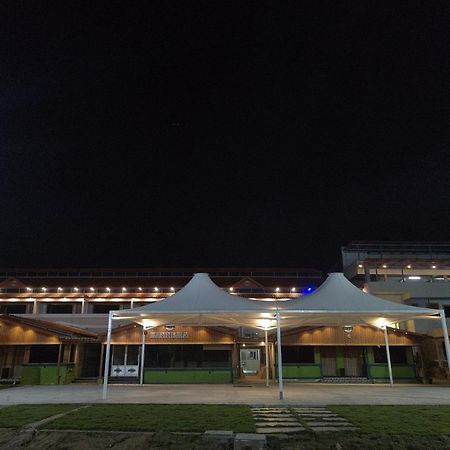 Yanam Resorts Luaran gambar
