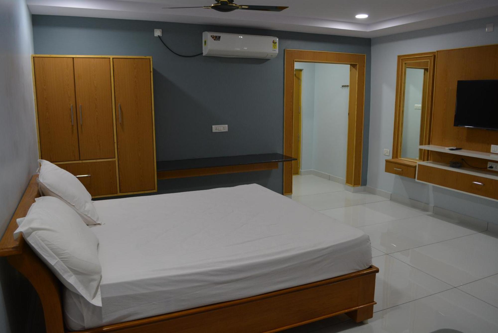 Yanam Resorts Luaran gambar