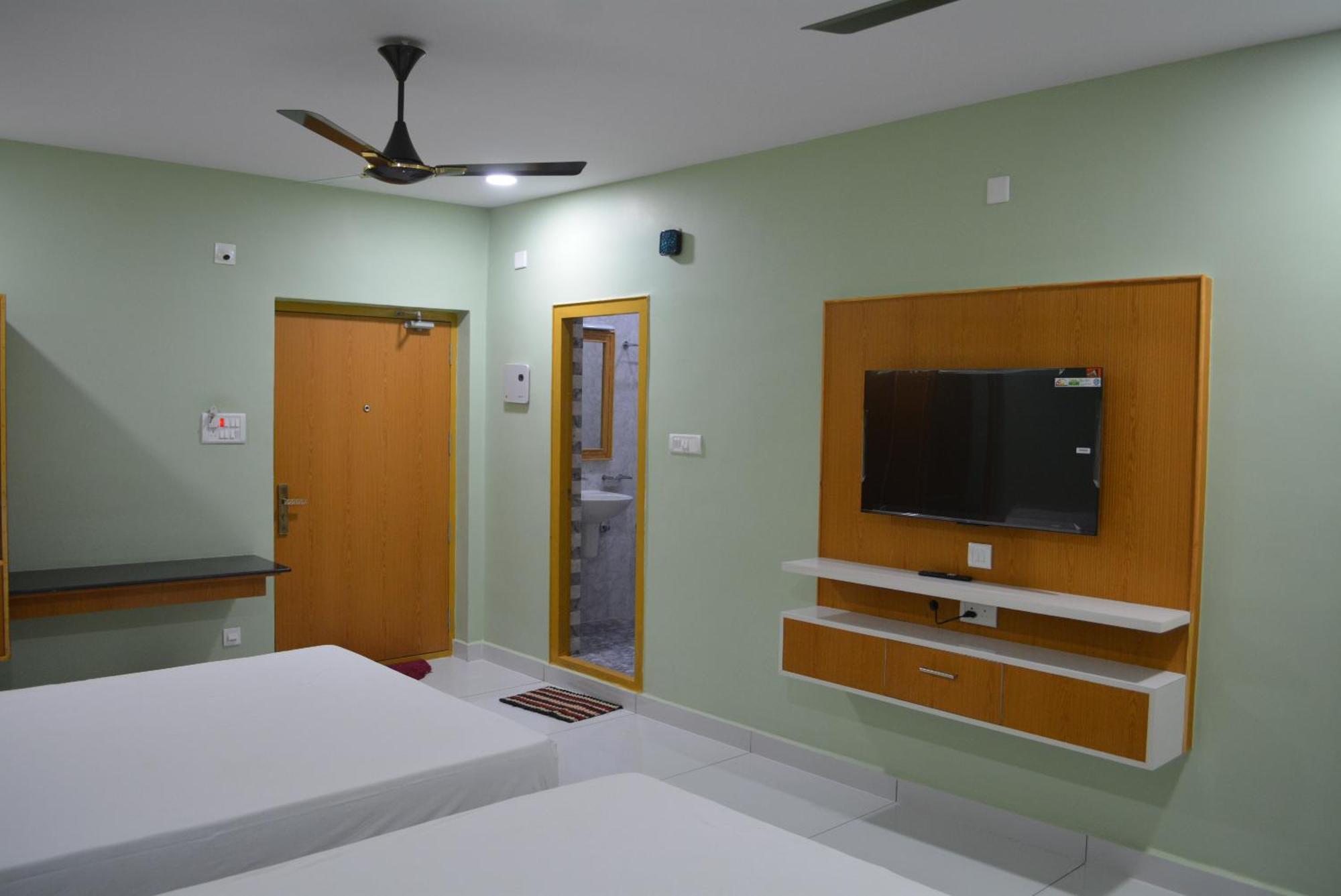Yanam Resorts Luaran gambar