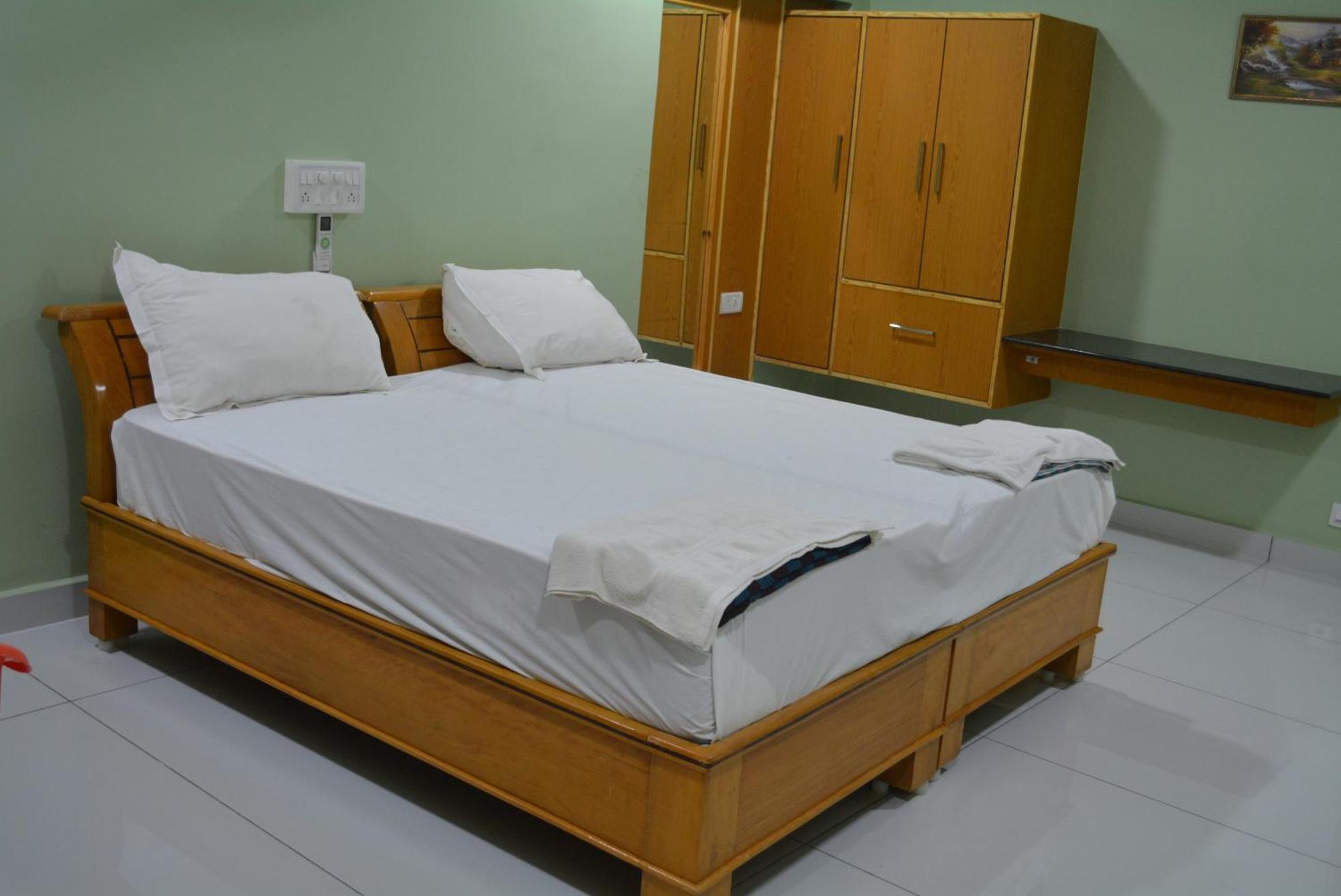 Yanam Resorts Luaran gambar