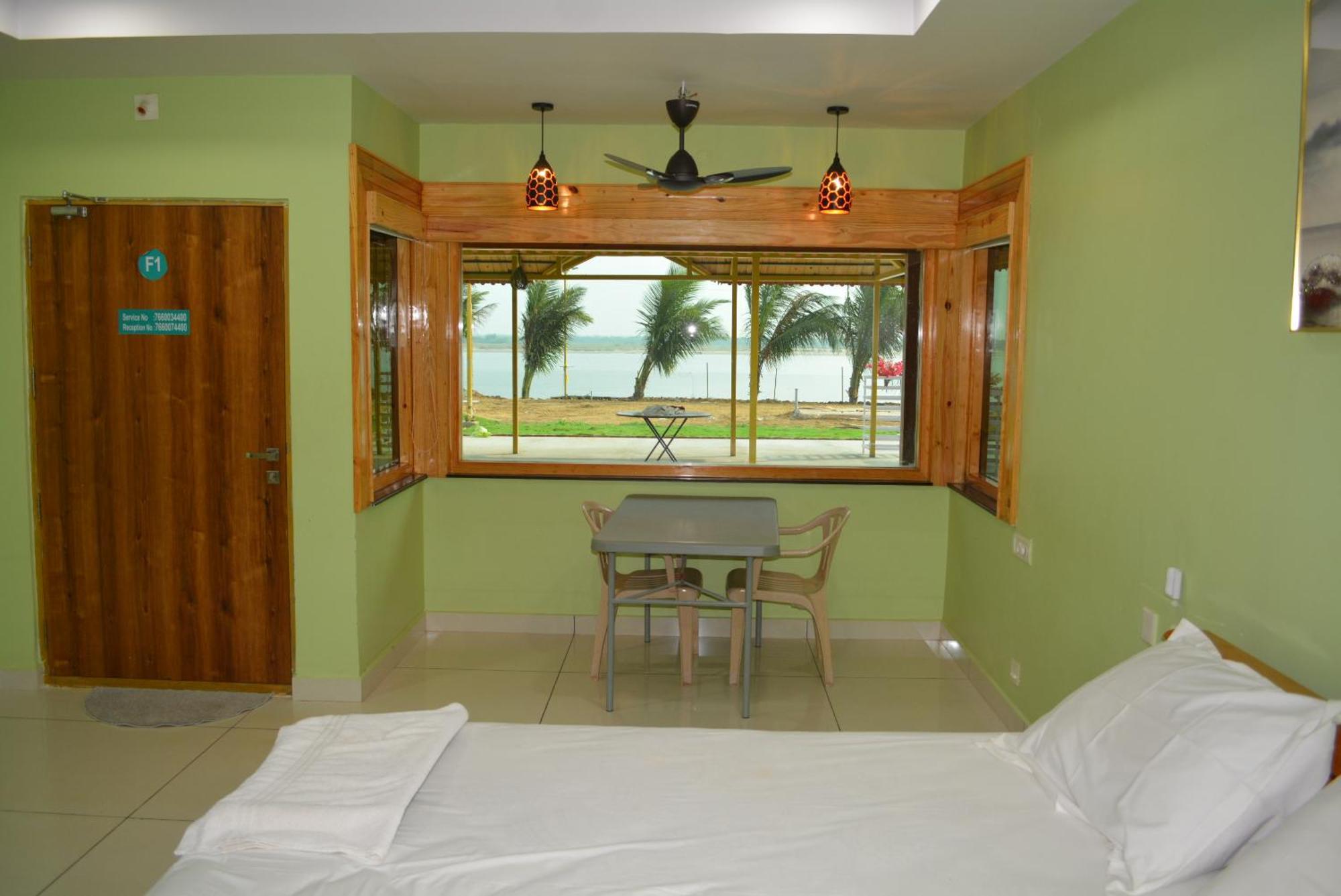 Yanam Resorts Luaran gambar