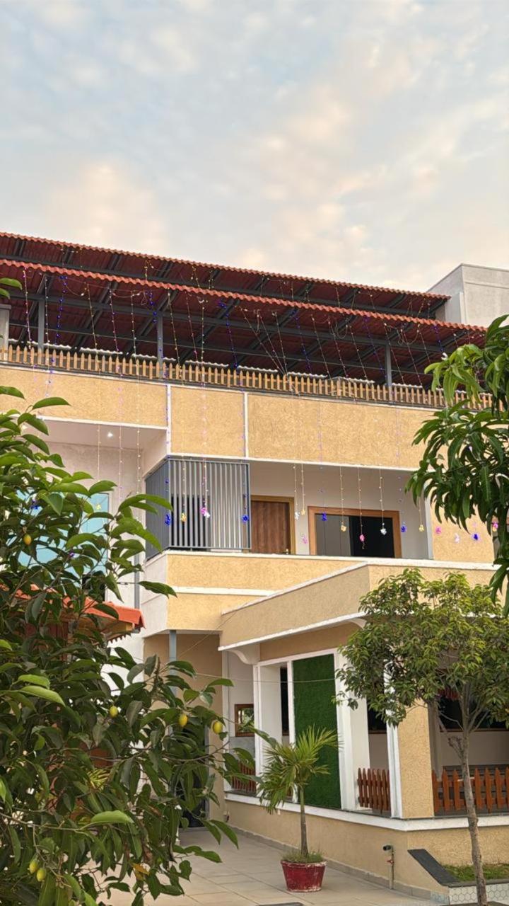 Yanam Resorts Luaran gambar